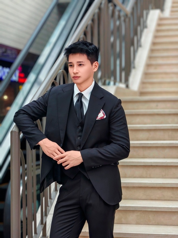 Vest đen ,hai khuy , ve chữ K #553 554