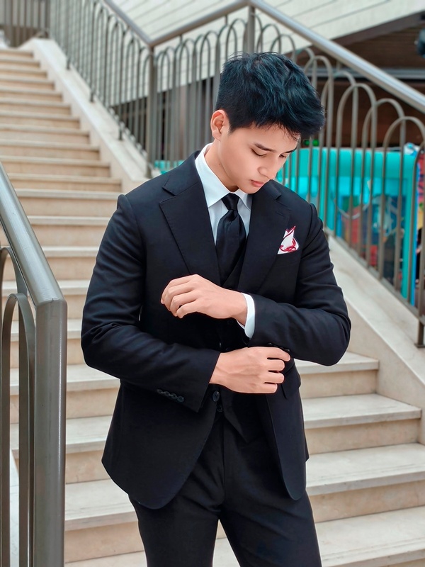 Vest đen ,hai khuy , ve chữ K #553 554