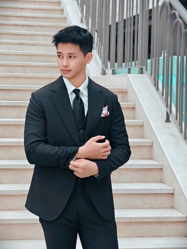 Vest đen ,hai khuy , ve chữ K #553 554