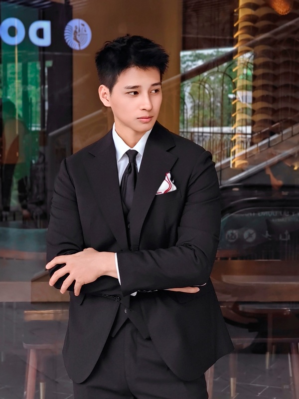 Vest đen ,hai khuy , ve chữ K #553 554