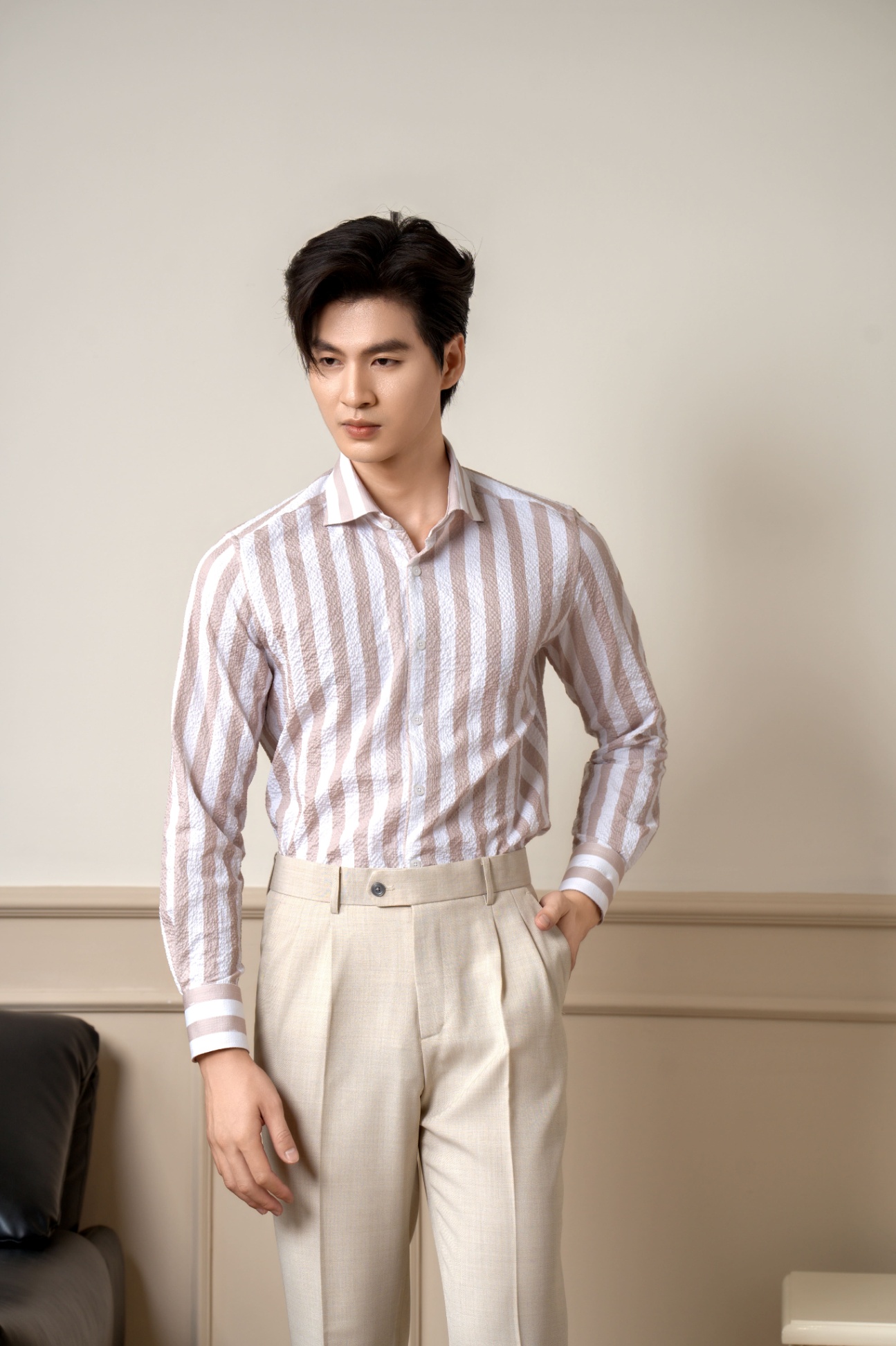 SM regular fit dài tay ,vải Seersucker trắng kẻ nâu , cổ cutaway #1153