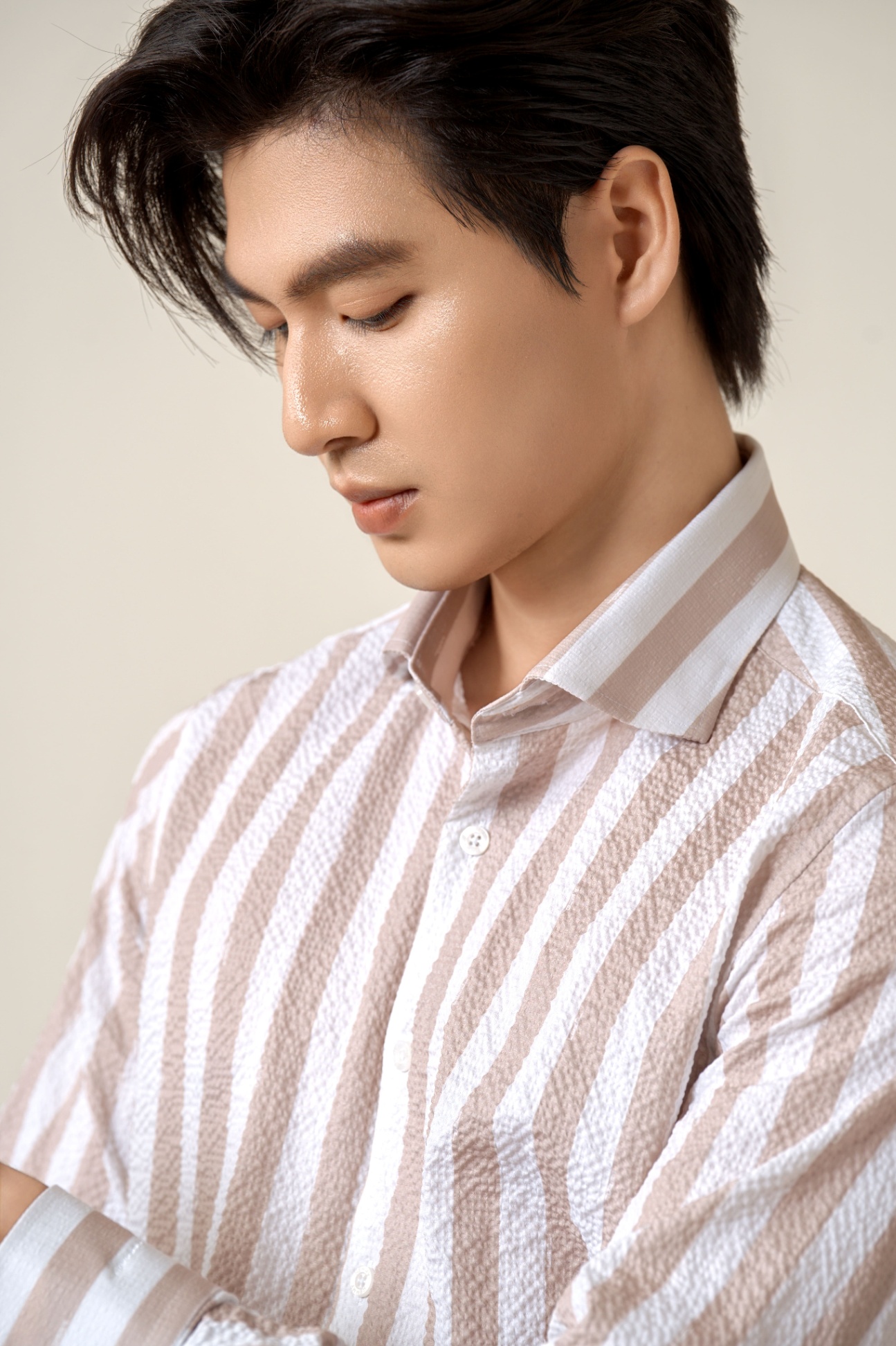 SM regular fit dài tay ,vải Seersucker trắng kẻ nâu , cổ cutaway #1153