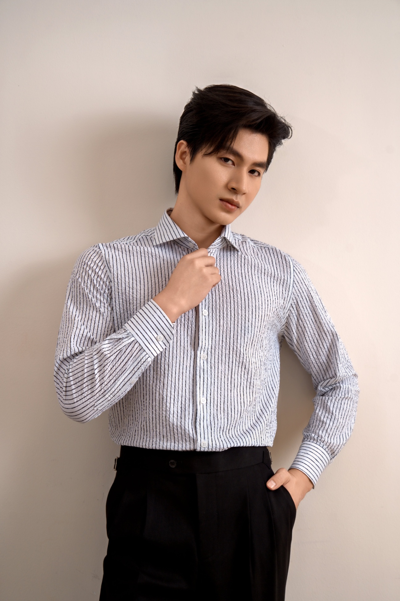 SM regular fit dài tay ,vải Seersucker trắng kẻ đen , cổ cutaway #1152