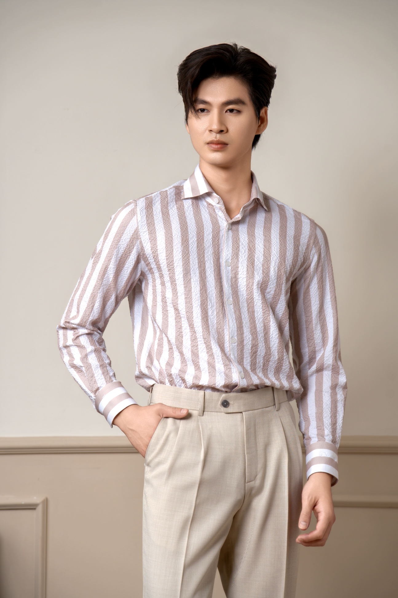 SM regular fit dài tay ,vải Seersucker trắng kẻ nâu , cổ cutaway #1153