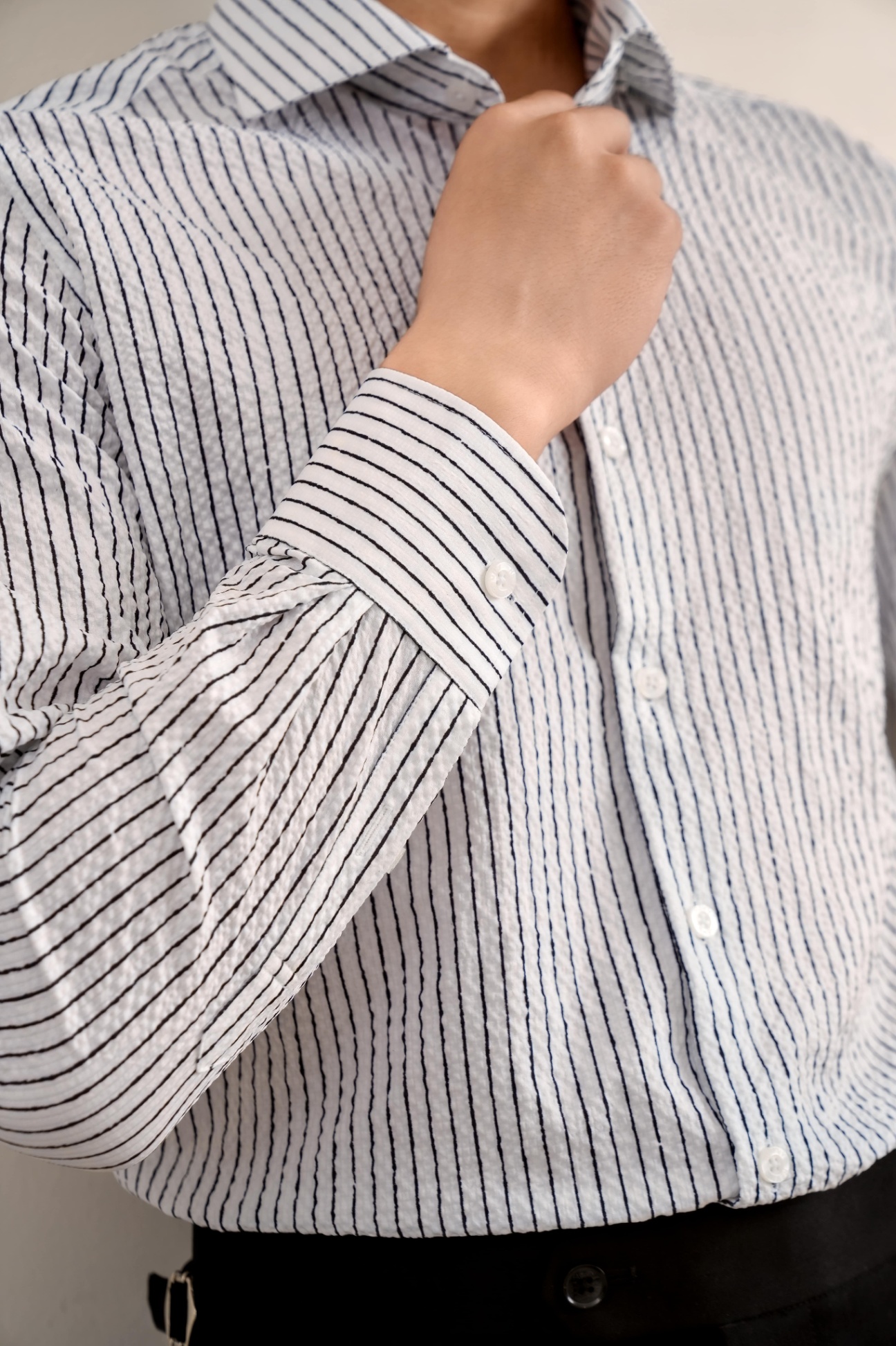 SM regular fit dài tay ,vải Seersucker trắng kẻ đen , cổ cutaway #1152