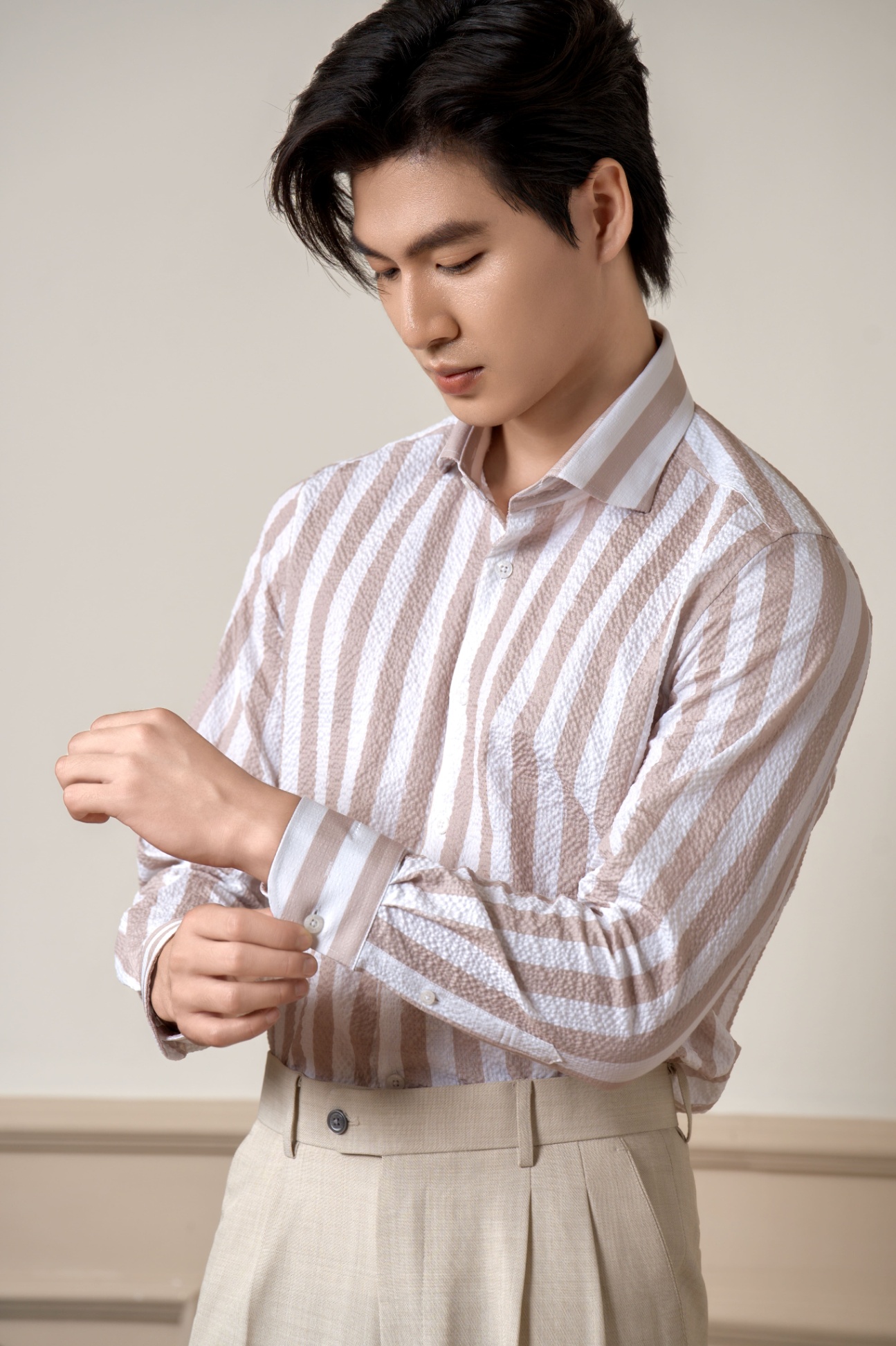 SM regular fit dài tay ,vải Seersucker trắng kẻ nâu , cổ cutaway #1153