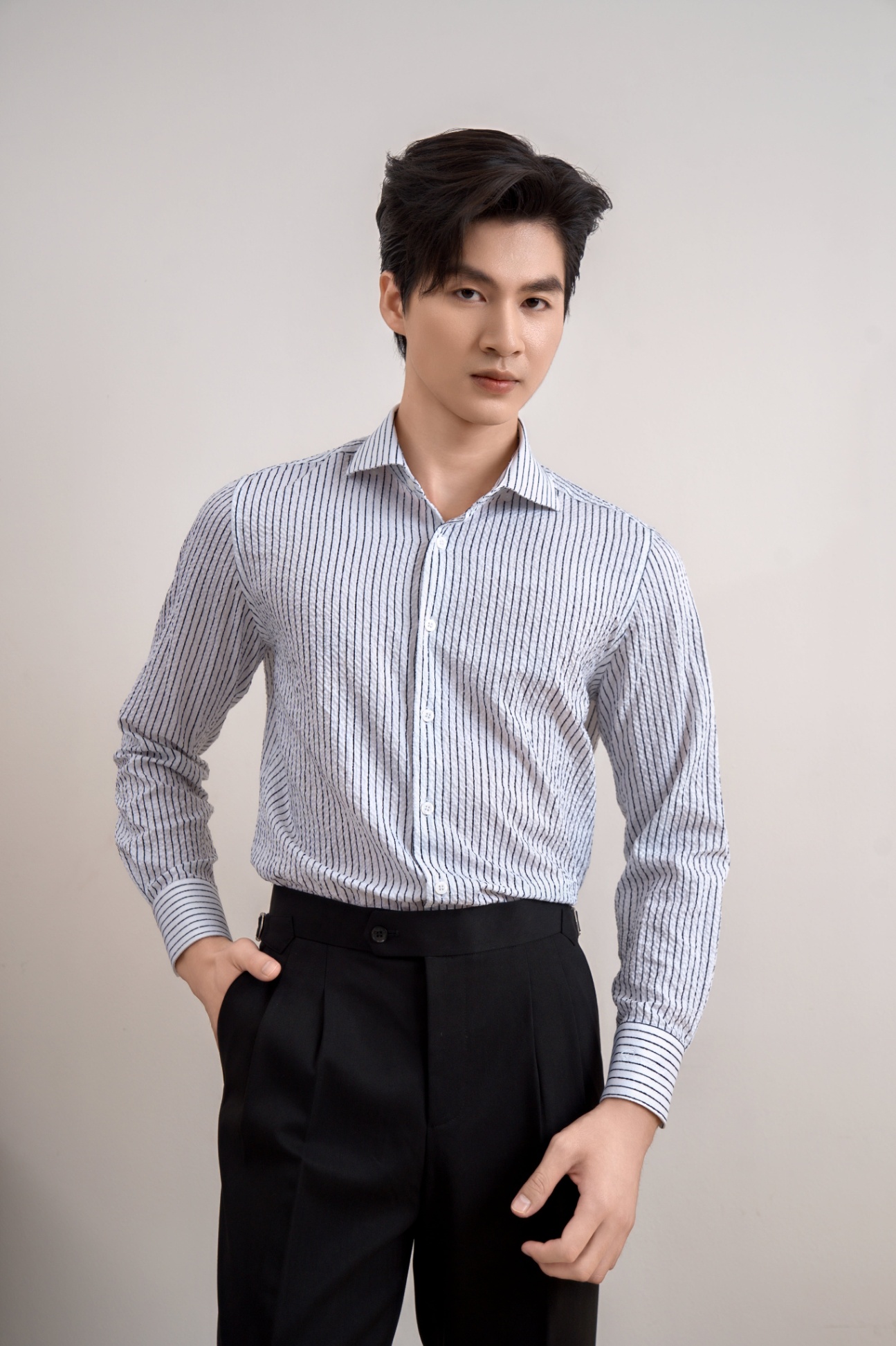 SM regular fit dài tay ,vải Seersucker trắng kẻ đen , cổ cutaway #1152