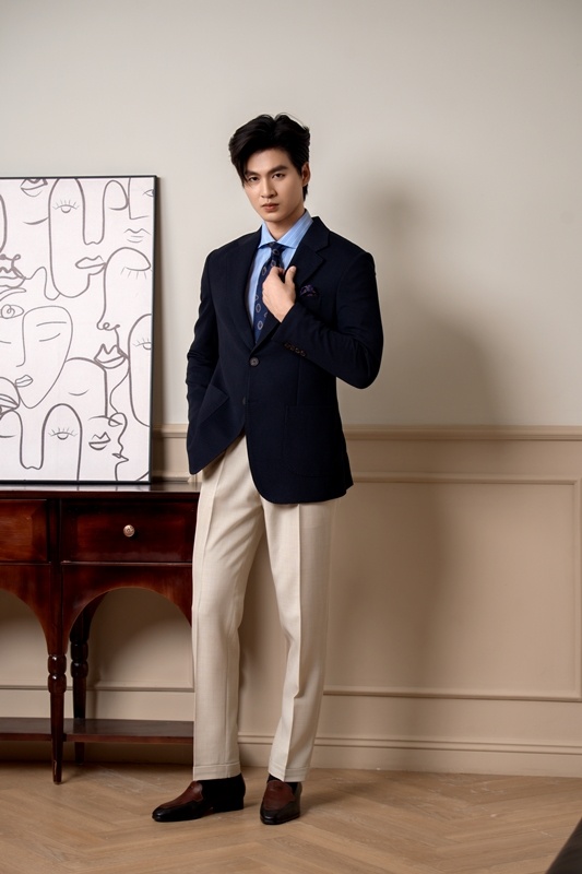 Blazer màu tím than , hai khuy , ve chữ K #571