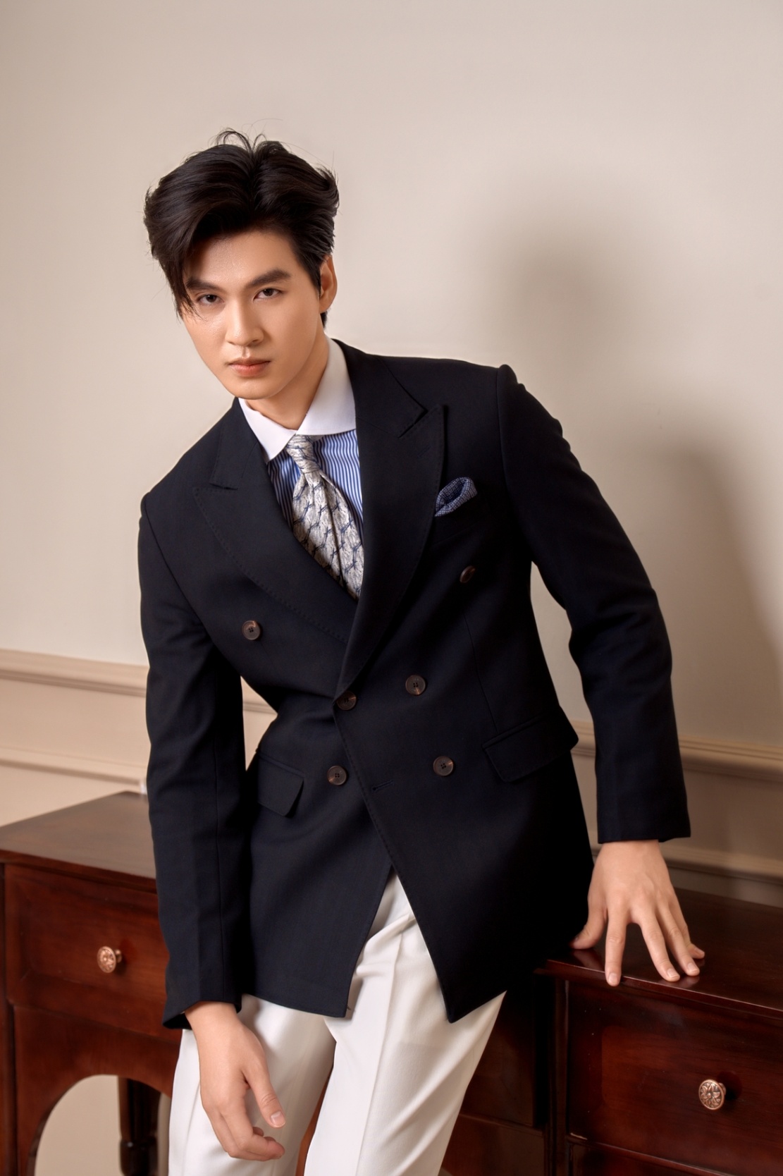 Blazer tím than đậm , hai hàng khuy , ve nhọn #576