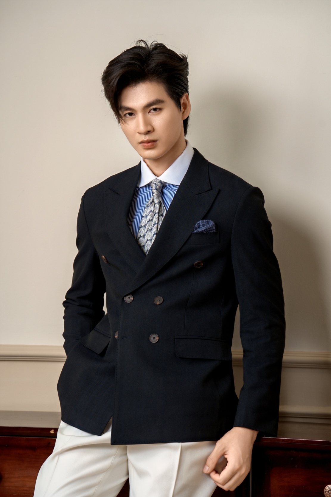 Blazer tím than đậm, hai hàng khuy , ve nhọn #576