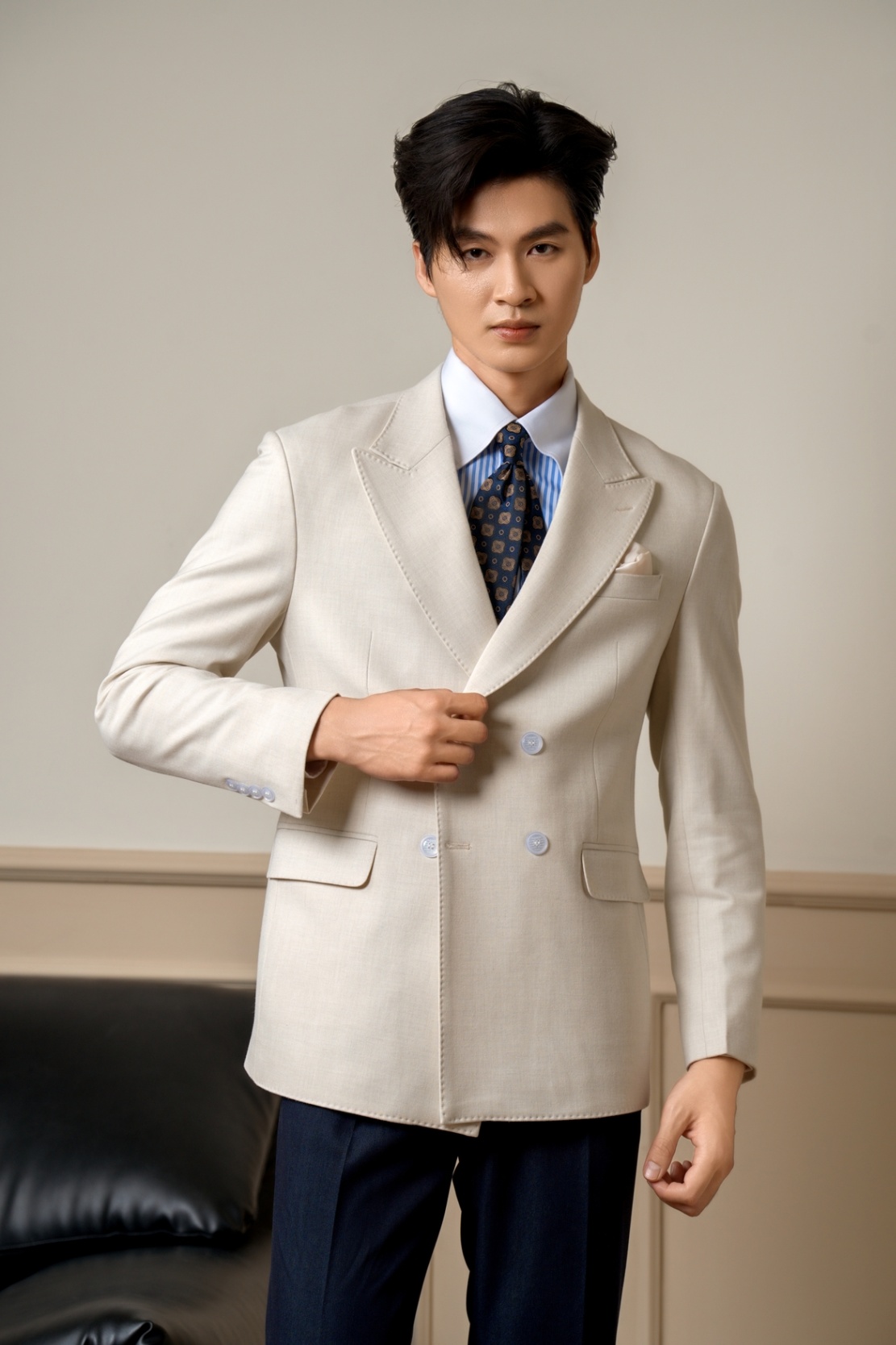 Blazer màu be , hai hàng khuy , ve nhọn #575