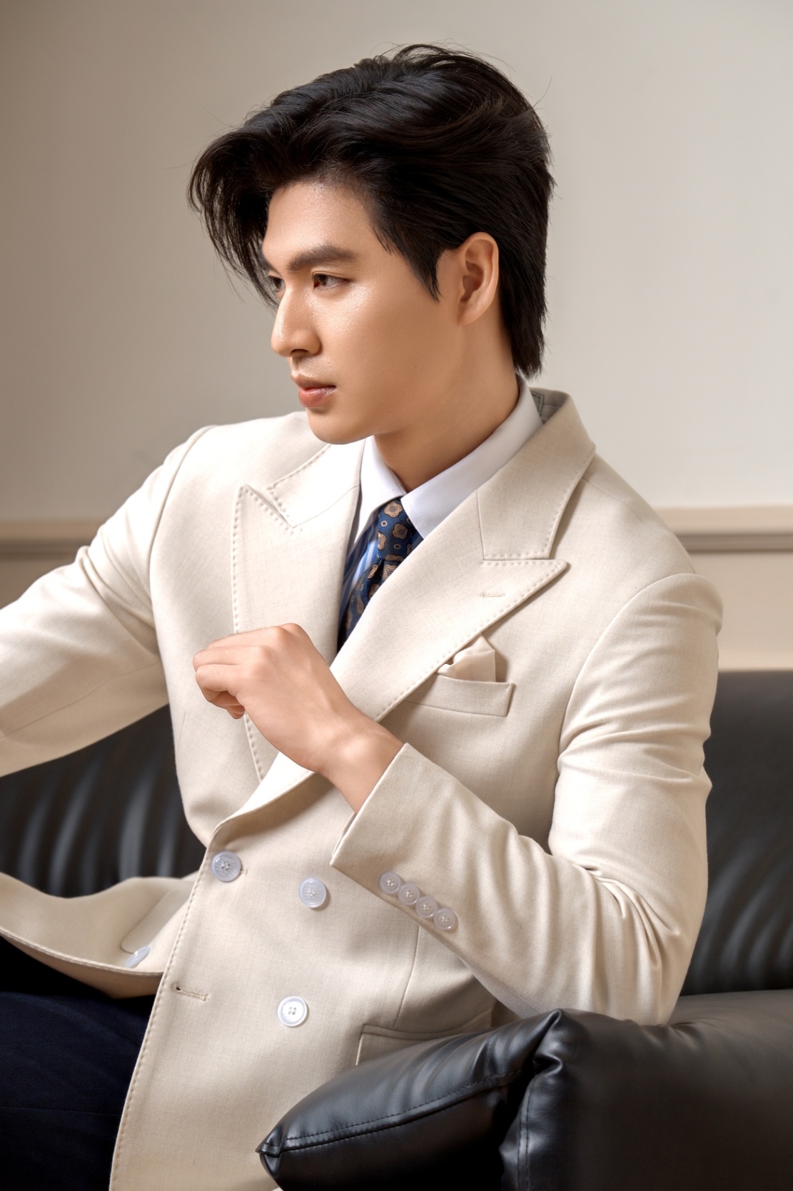 Blazer màu be , hai hàng khuy , ve nhọn #575