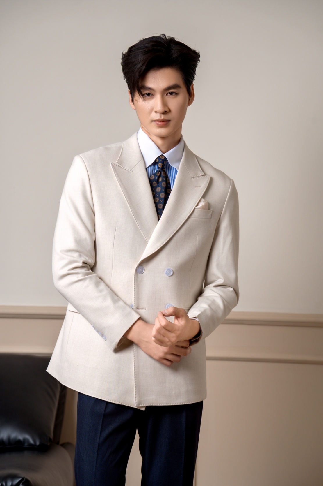 Blazer màu be , hai hàng khuy , ve nhọn #575