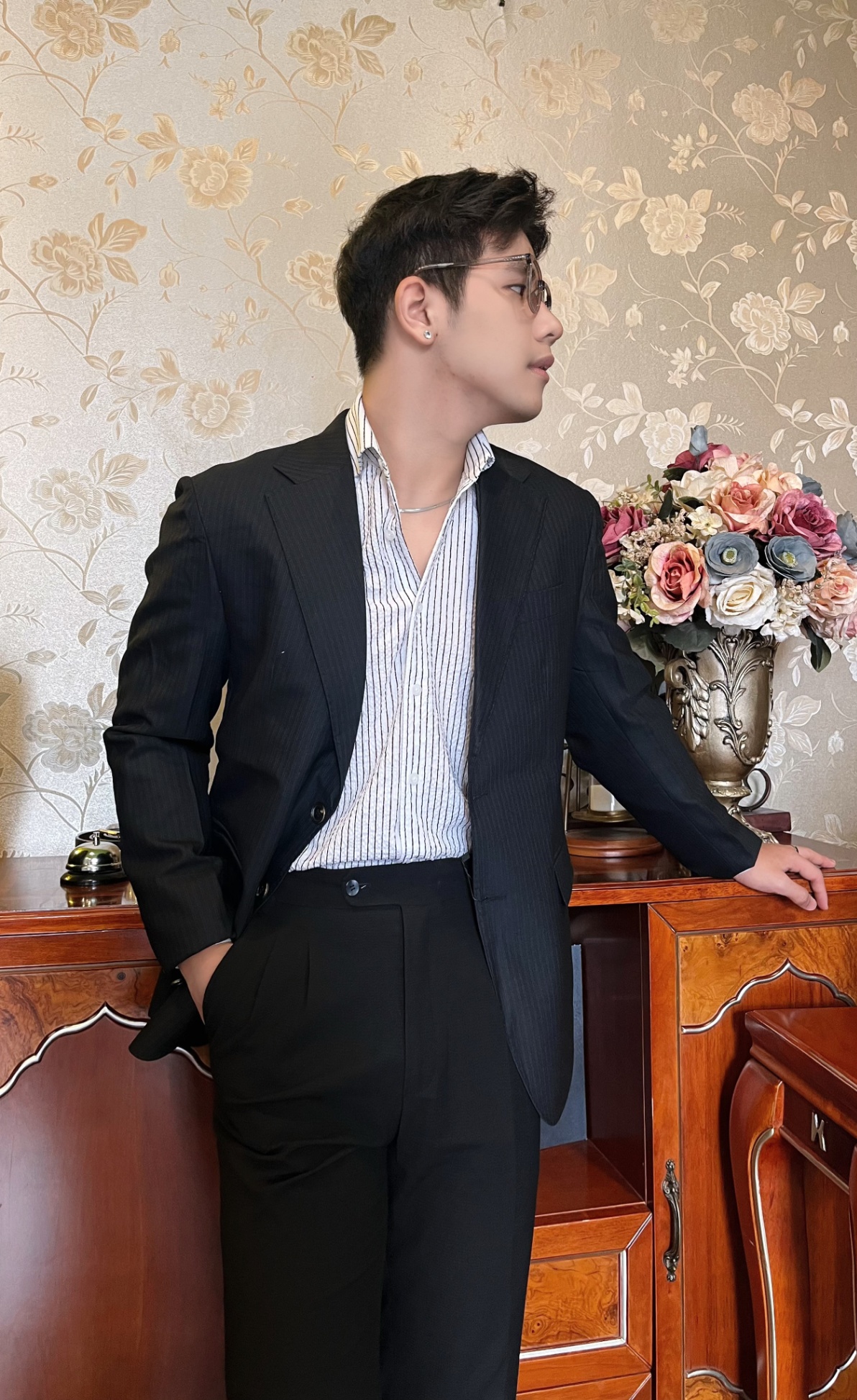 Vest đen kẻ sọc nhỏ chỉ trắng, 2 khuy