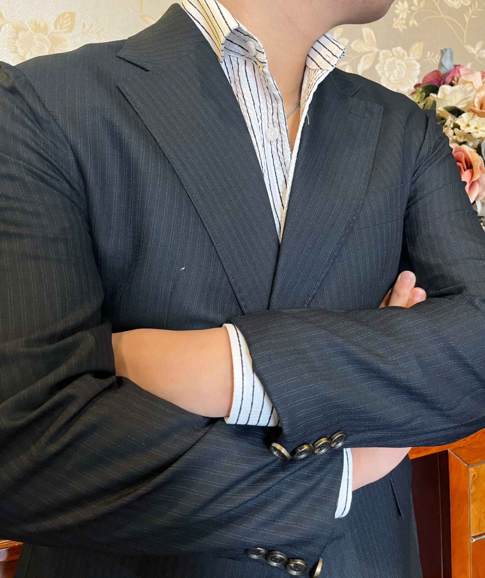 Vest đen kẻ sọc nhỏ chỉ trắng, 2 khuy