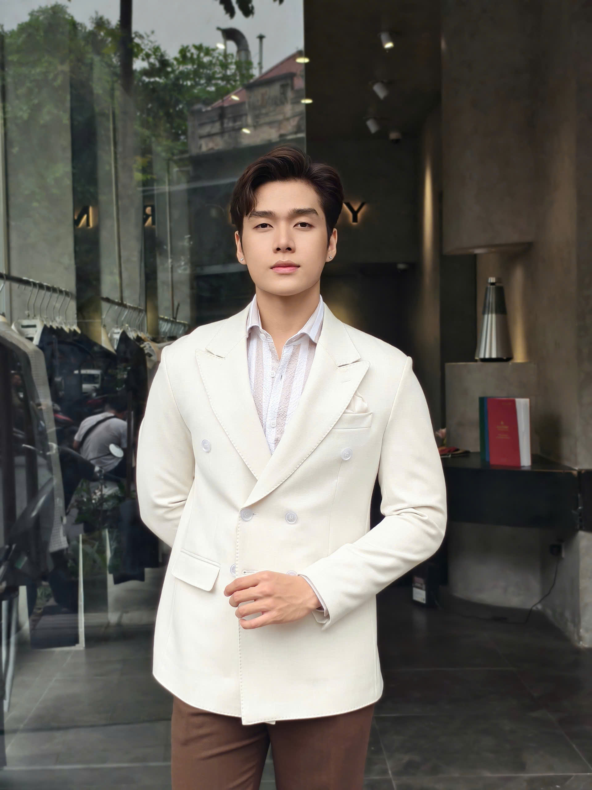 Blazer màu be , hai hàng khuy , ve nhọn #575