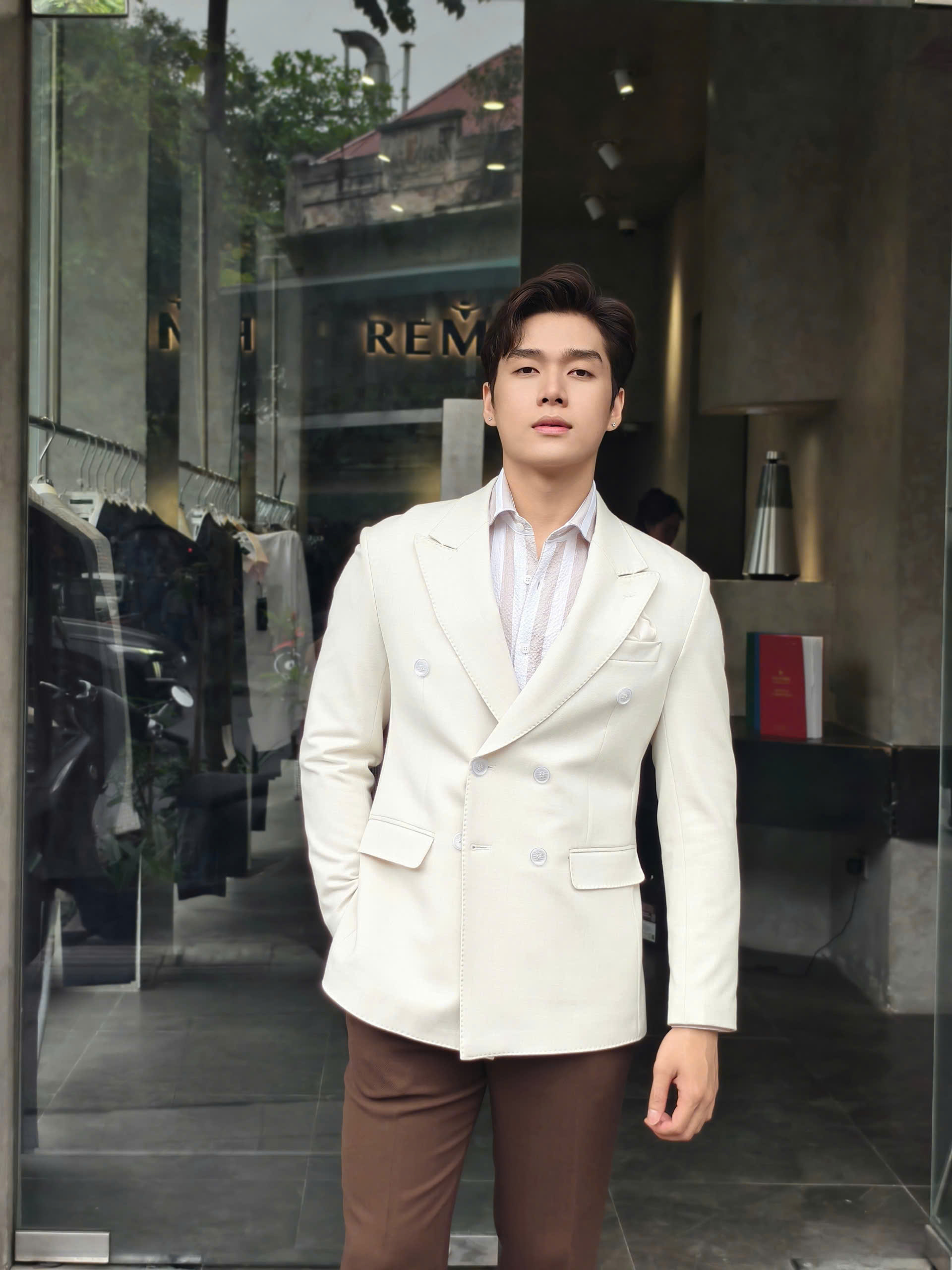 Blazer màu be , hai hàng khuy , ve nhọn #575