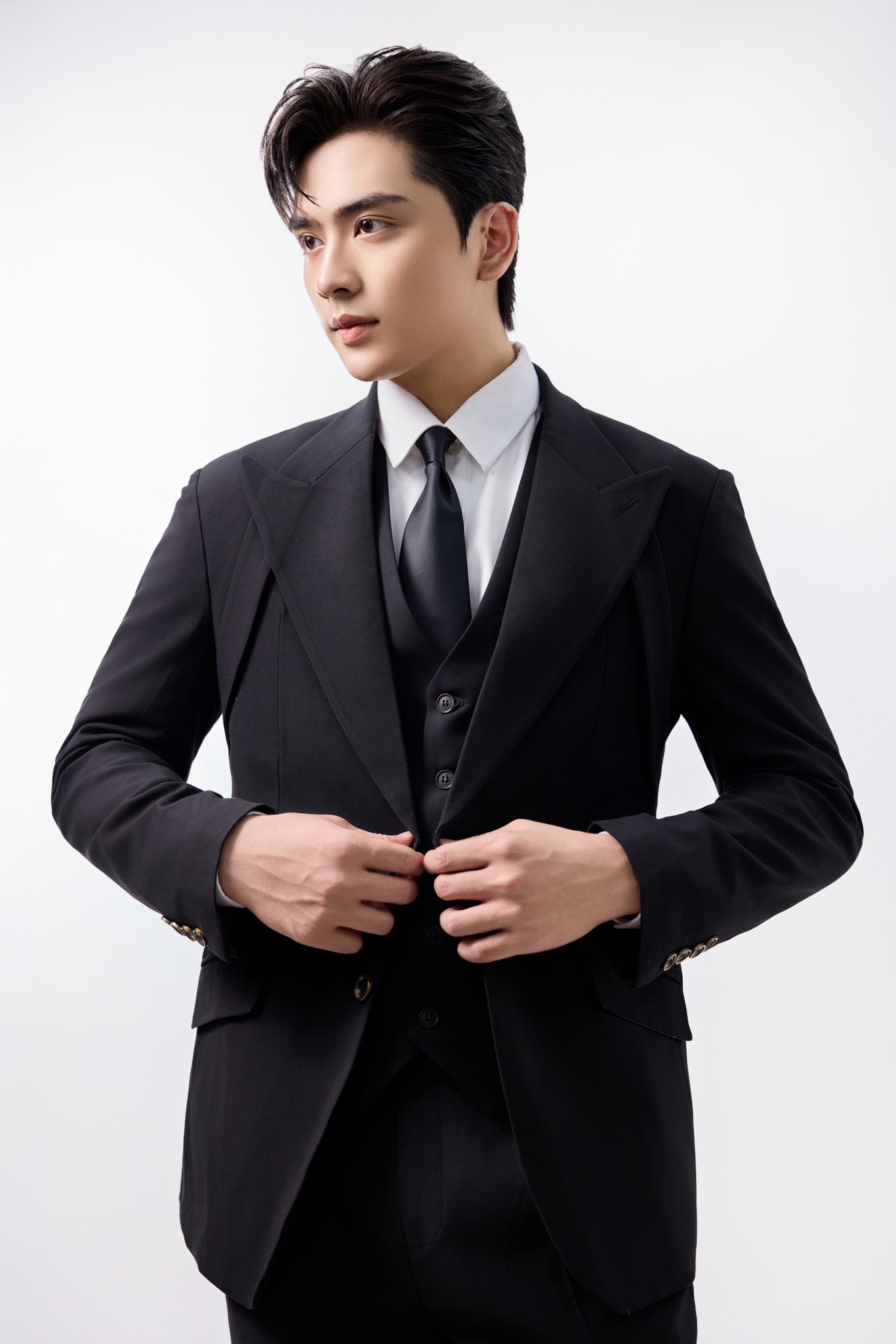 Blazer màu đen , hai khuy , ve nhọn , phối đai chéo ngực #584
