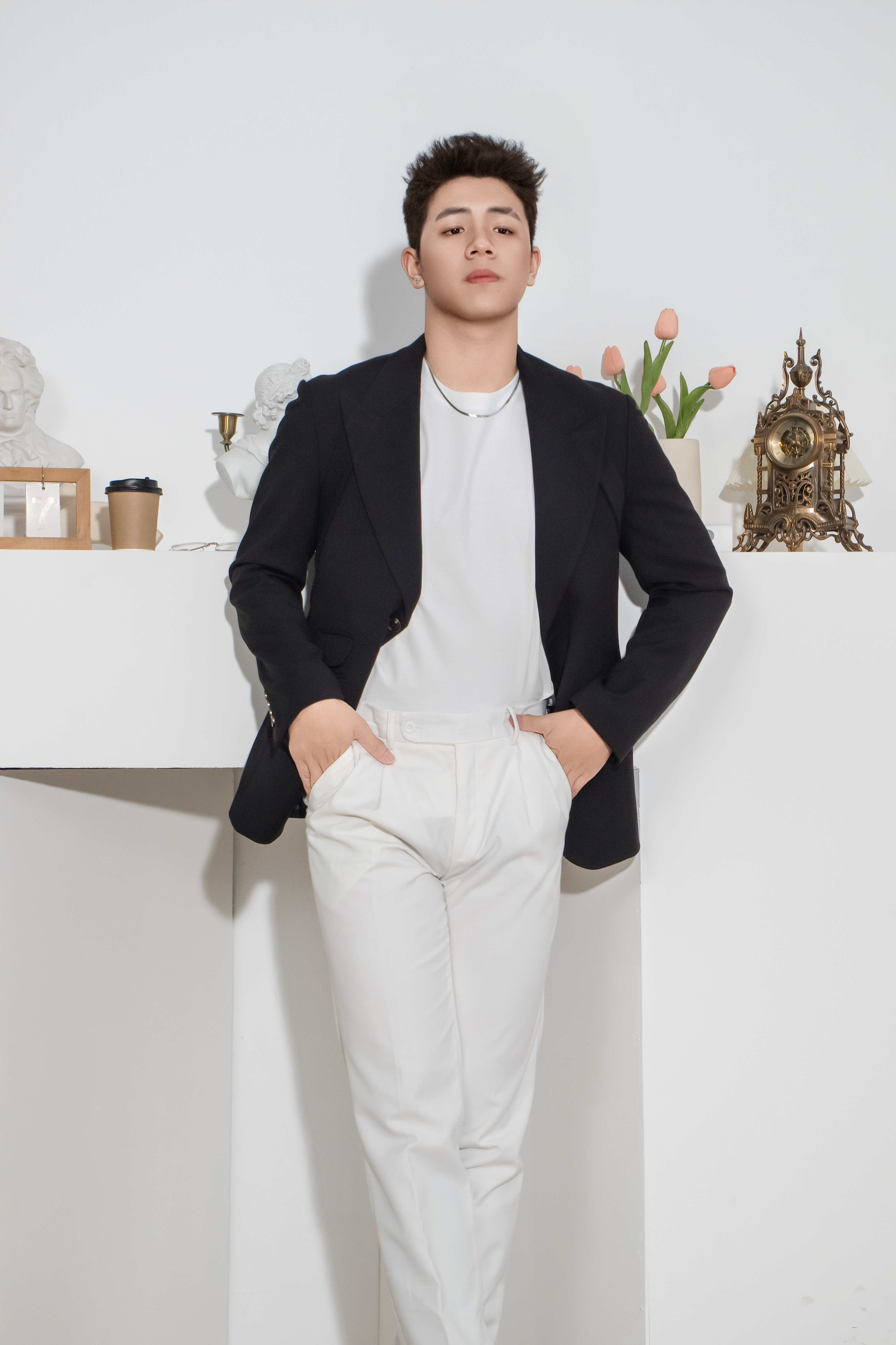 Blazer màu đen , hai khuy , ve nhọn , phối đai chéo ngực #584