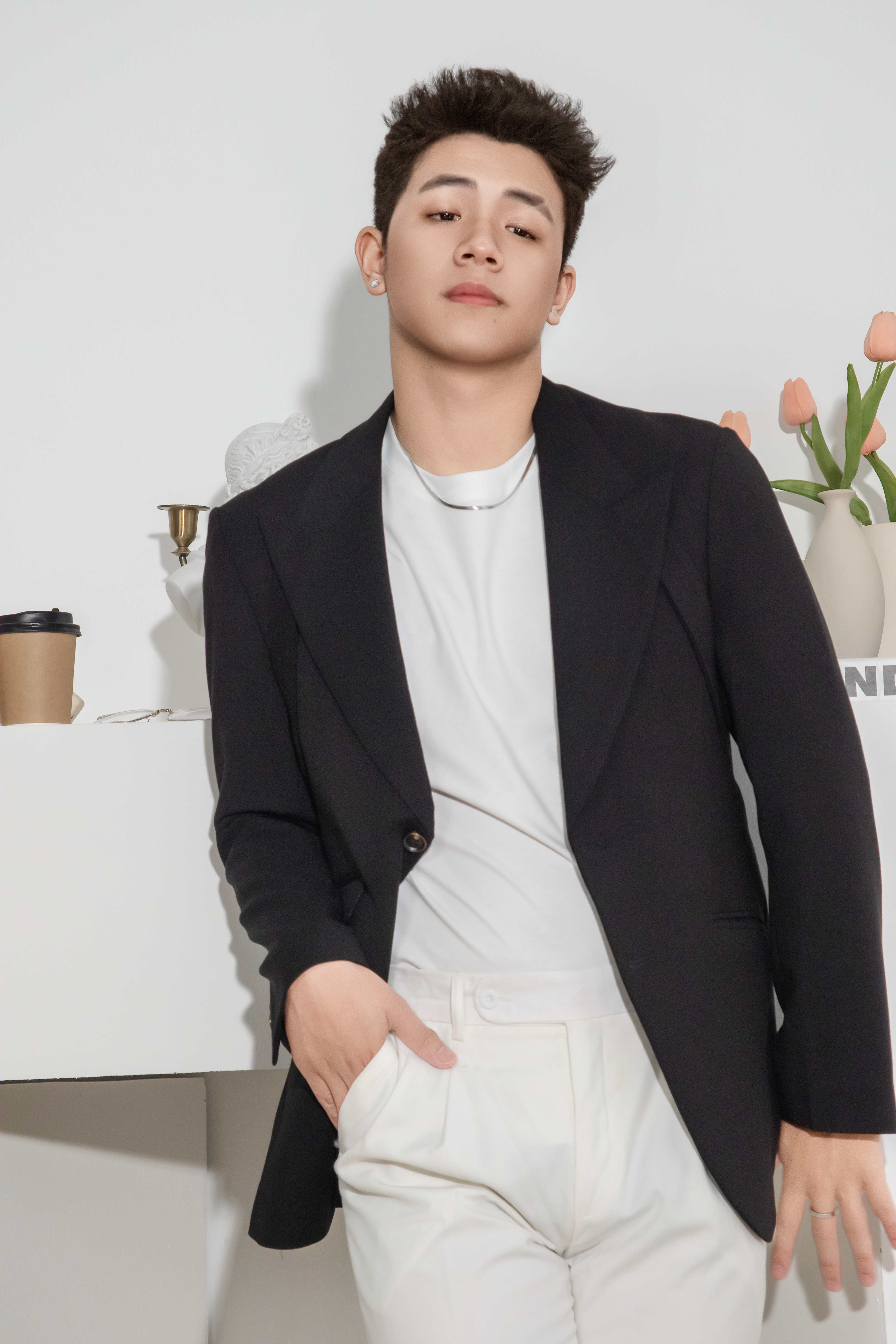 Blazer màu đen , hai khuy , ve nhọn , phối đai chéo ngực #584