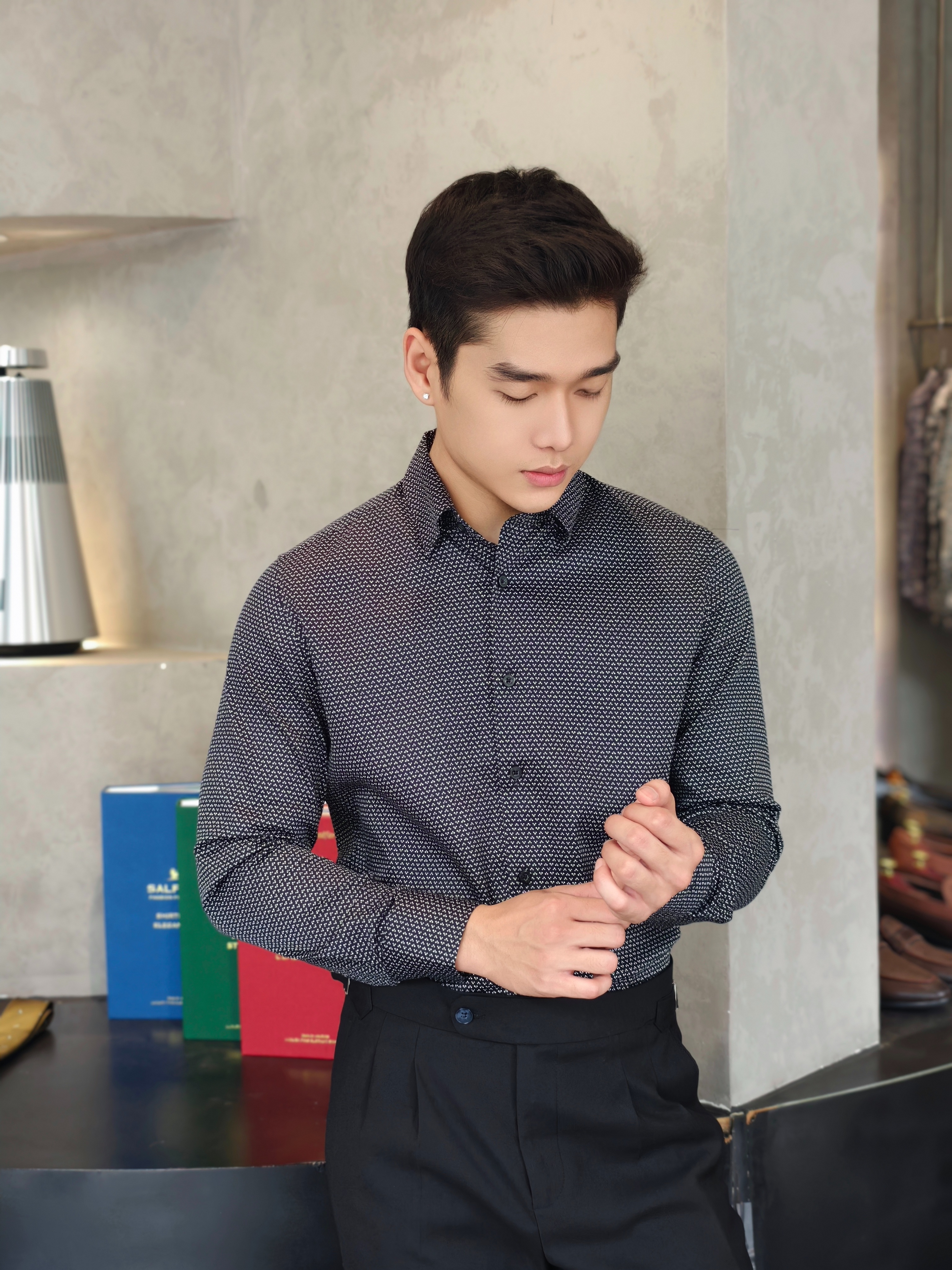 SM regular fit dài tay ,màu đen chấm trắng xám ,cổ basic #1165