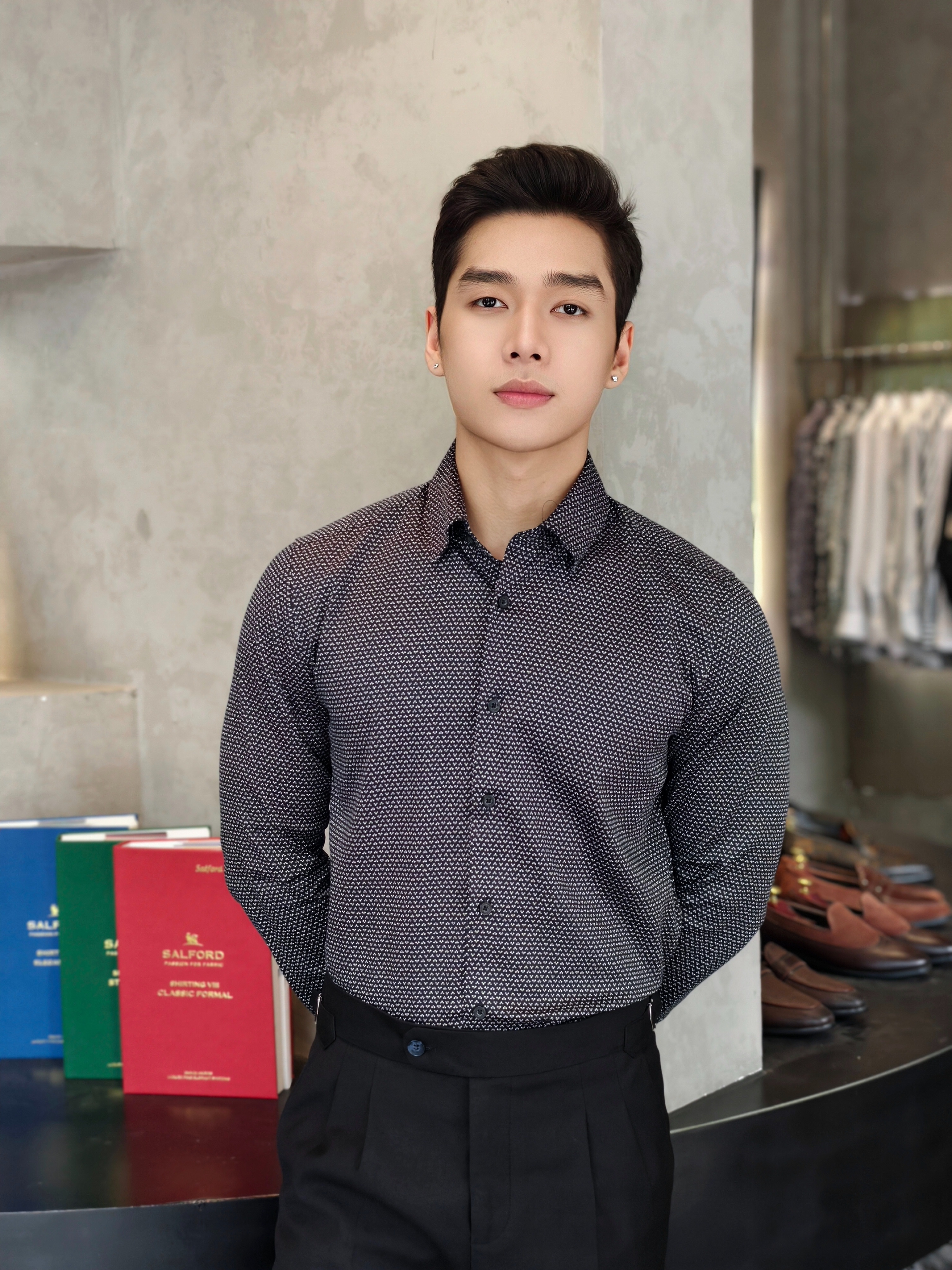 SM regular fit dài tay ,màu đen chấm trắng xám ,cổ basic #1165