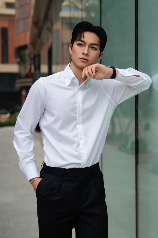 SM regular fit dài tay ,màu trắng, lót cổ - cổ tay trắng chấm xanh#1162