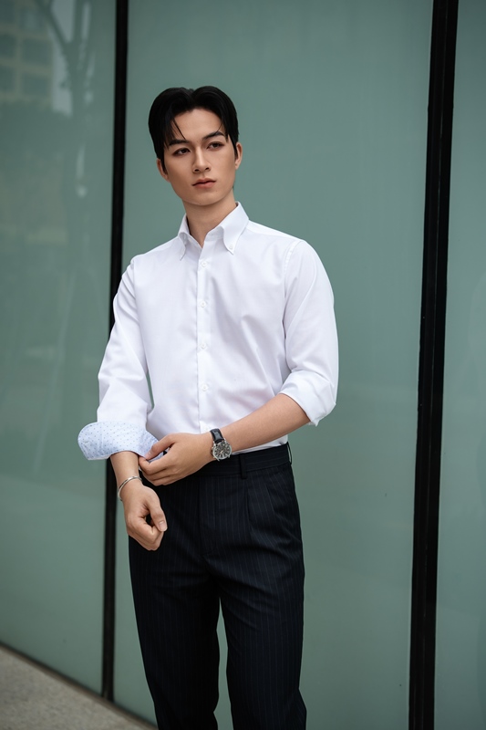 SM regular fit dài tay ,màu trắng, lót cổ - cổ tay trắng chấm xanh#1162