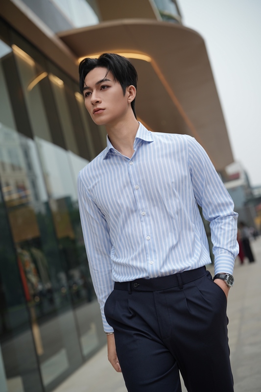 SM regular fit dài tay ,màu xanh nhạt kẻ sọc trắng ,cổ cutaway #1161