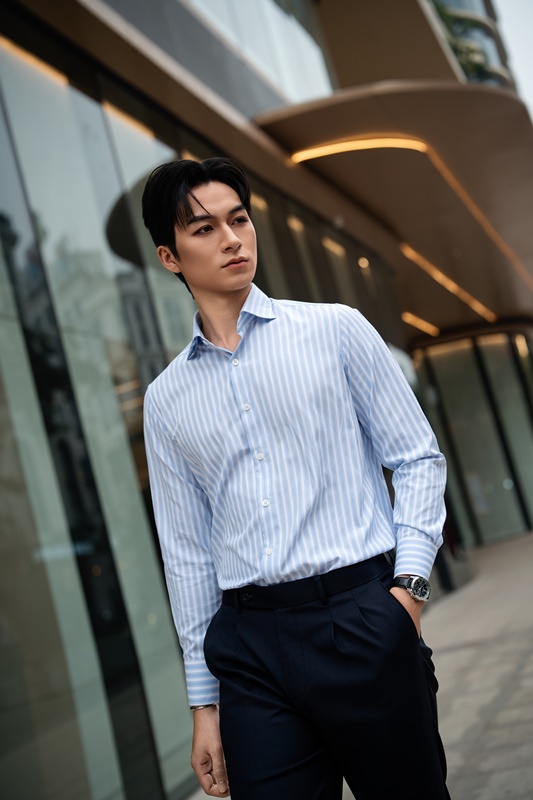 SM regular fit dài tay ,màu xanh nhạt kẻ sọc trắng ,cổ cutaway #1161