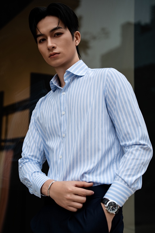 SM regular fit dài tay ,màu xanh nhạt kẻ sọc trắng ,cổ cutaway #1161