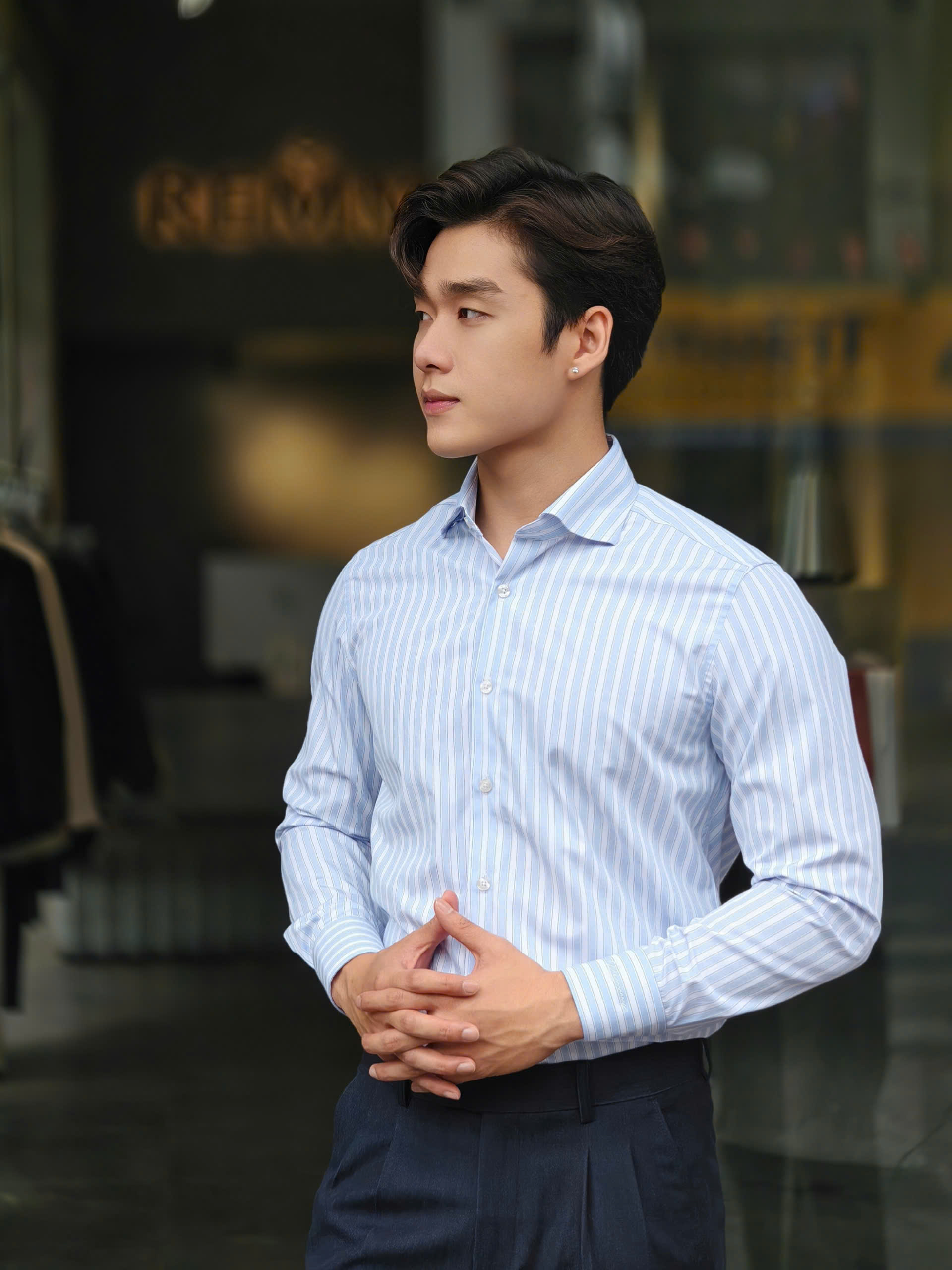 SM regular fit dài tay ,màu xanh nhạt kẻ sọc trắng ,cổ cutaway #1161