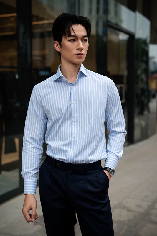 SM regular fit dài tay ,màu xanh nhạt kẻ sọc trắng ,cổ cutaway #1161