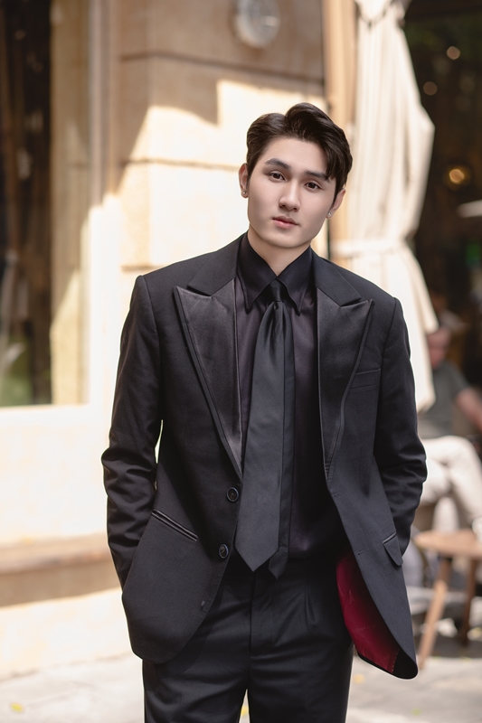 Vest đen, cổ sếch to phi bóng