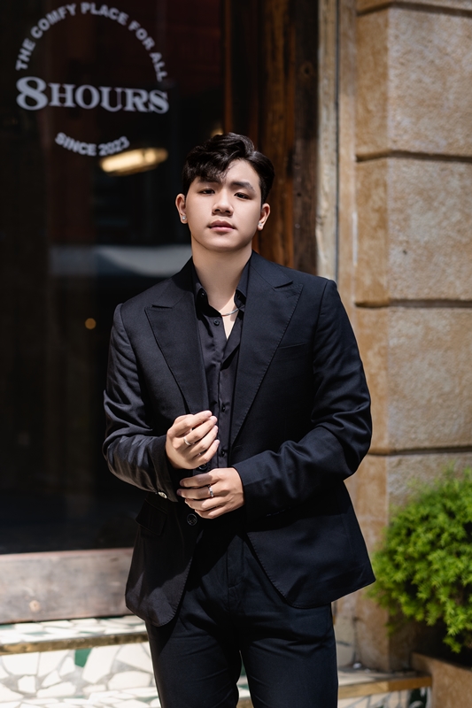 Vest đen ve to đột chỉ