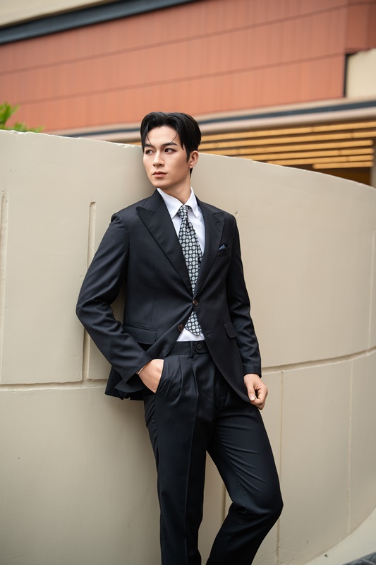 Vest màu đen, vải WOOL 30%, hai khuy , ve nhọn #578