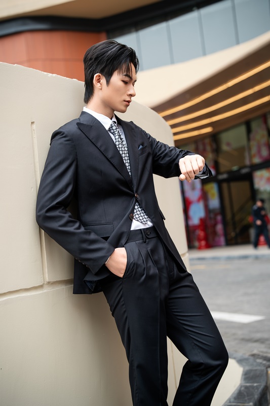 Vest màu đen, vải WOOL 30%, hai khuy , ve nhọn #578