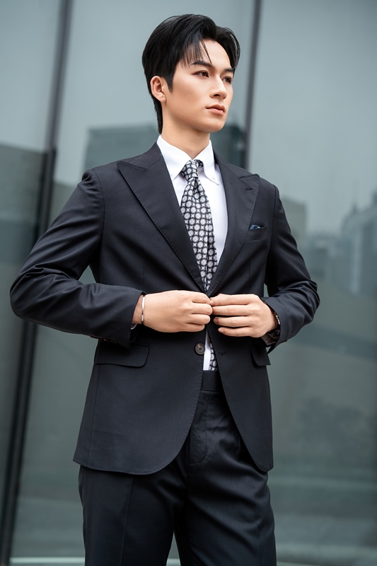 Vest màu đen, vải WOOL 30% , hai khuy , ve nhọn #578