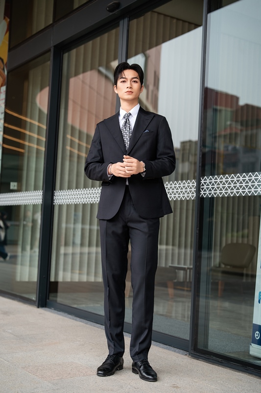 Vest màu đen, vải WOOL 30%, hai khuy , ve nhọn #578