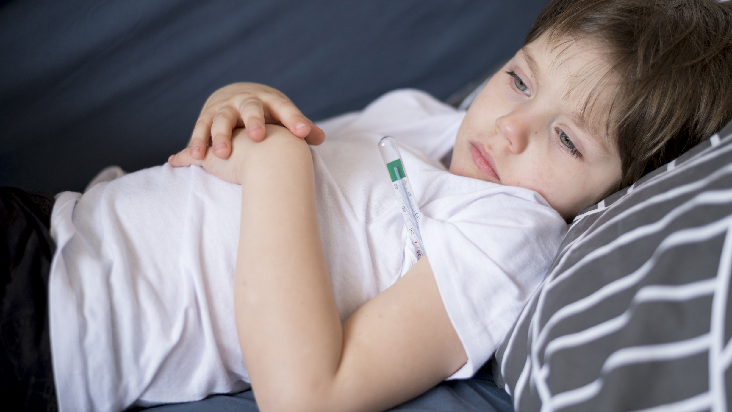 Bao-ve-tre-mua-dich-cum-Giai-phap-an-toan-va-choi-hoc-tai-nha_front-view-sick-child-sitting-bed (1).jpg