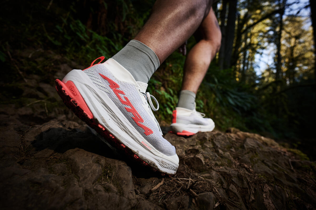 F26_Trail_Olympus275HiLo_Mens_Vaporous_Gray_Fiery_Coral_AL0A85WT_73V_ON_3506.jpg