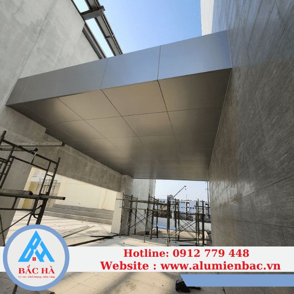 Thi công ốp mái sảnh aluminium trường THCS Tây Tựu