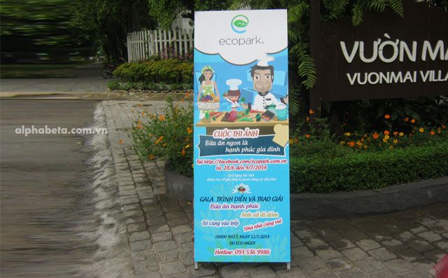 Báo giá standee ngoài trời bằng sắt.