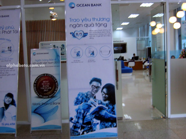 Standee đặt ngoài trời trông như thế nào?