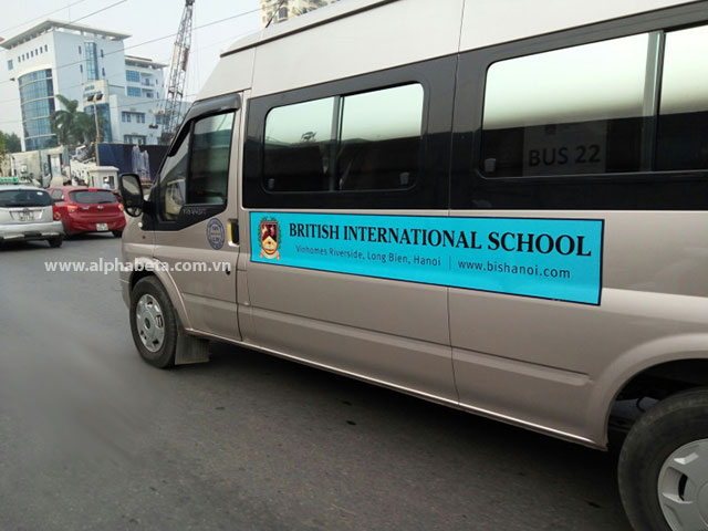 Sticker decal nam châm quảng cáo trên thân xe bus.