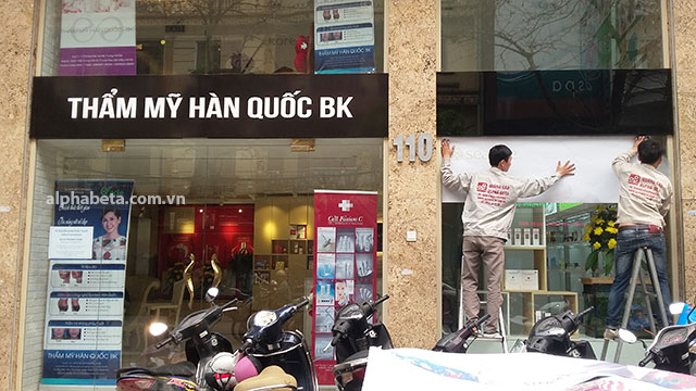 Dán decal lên kính, dán đề can lên kính, dán decal xe bus, dán quảng cáo xe, dán decal xe ô tô, in decal lưới