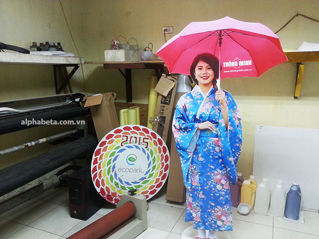 Làm biển quảng cáo, chân giá chữ x, giá cuốn, standee, standee die cut, cô gái vietnam airlines, standee hình người, standee chụp ảnh