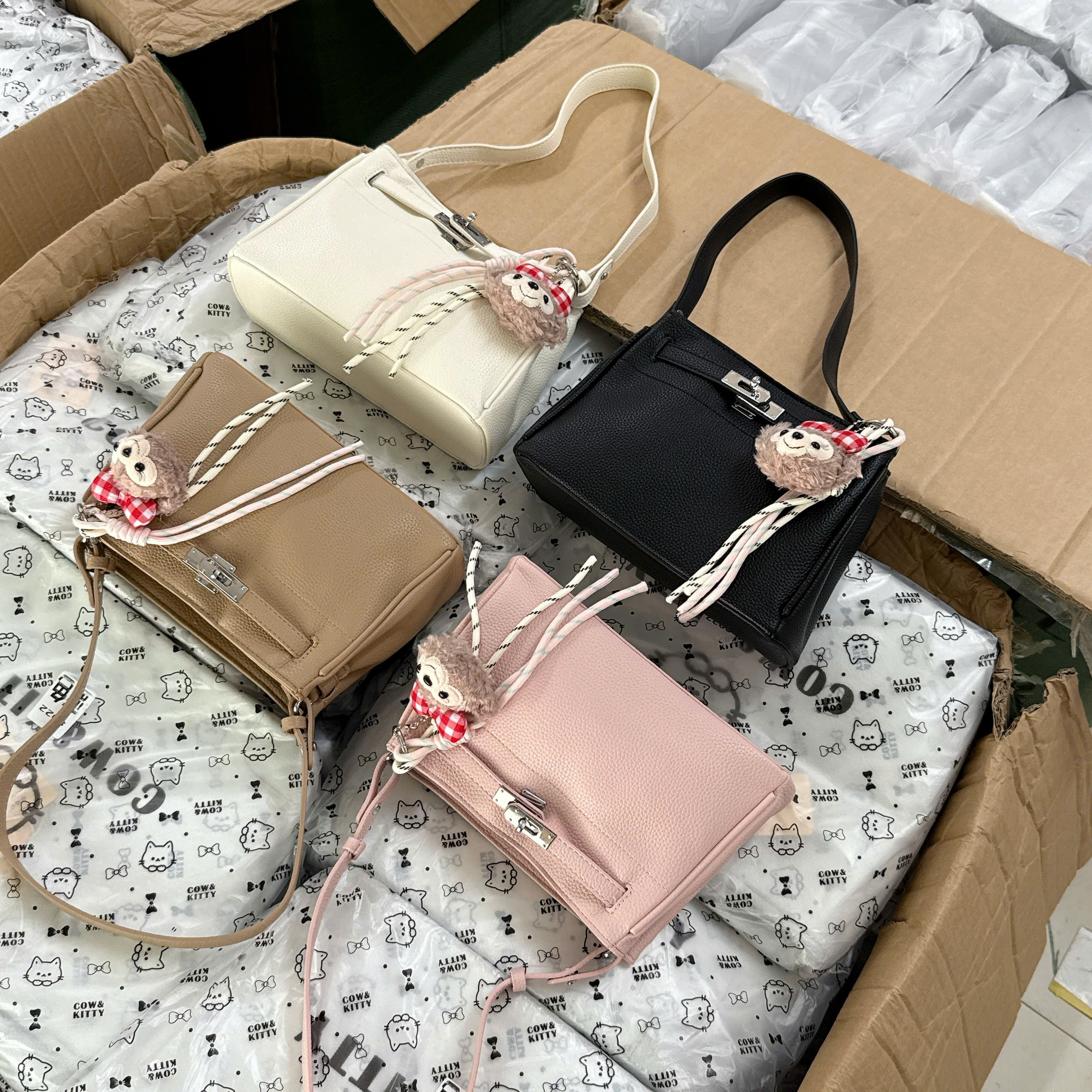 27996# Túi đeo chéo kèm charm