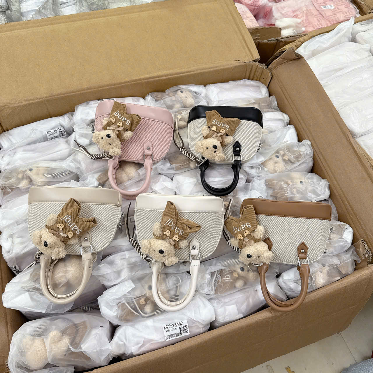 28603# Túi hến đế da kèm charm gấu Sanqi