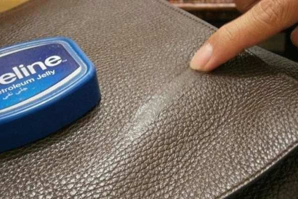 Sử dụng Vaseline để khắc phục tình trạng mất form của túi da